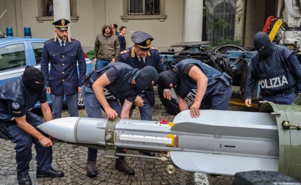 Arrestan a tres hombres en Italia tras hallar un misil y artículos con símbolos nazis