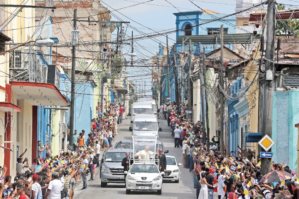 Una multitud despidió ayer en las calles de Santiago de Cuba al papa Francisco, en su trayecto al aeropuerto Antonio Maceo. De allí partió hacia Estados Unidos (ALEJANDRO ERNESTO. EFE)
