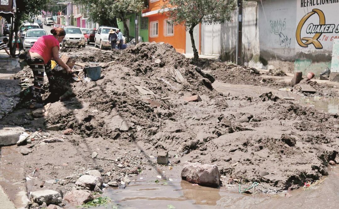 De acuerdo con el gobierno municipal, personal del ayuntamiento trabaja en 23 colonias que resultaron afectadas por las lluvias. Los vecinos, intentan extraer el agua y lodo que se han quedado estancado. Foto: ANDREA MURCIA. CUARTOSCURO