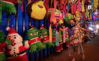 El Grinch, Labubus y Snoopy, las piñatas de novedad este año en el Mercado de Jamaica