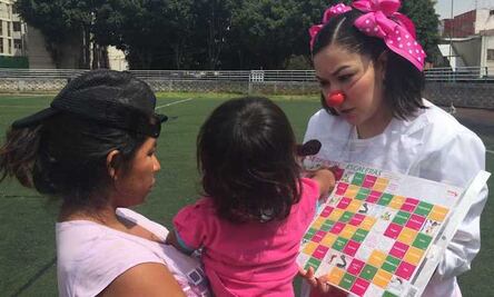 Doctor payaso: sonrisas a niños damnificados