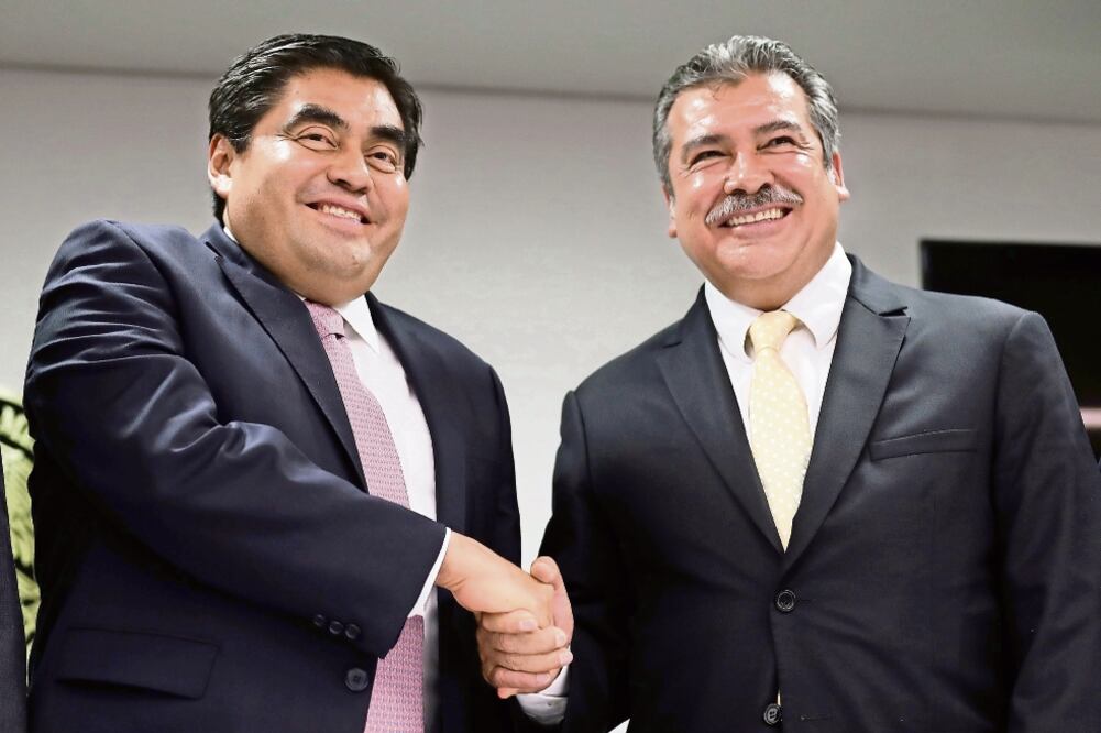 Raúl Morón (der.) sustituirá a Miguel Barbosa (izq) en el liderazgo de la bancada perredista en el Senado de la República (JUAN CARLOS REYES. EL UNIVERSAL)