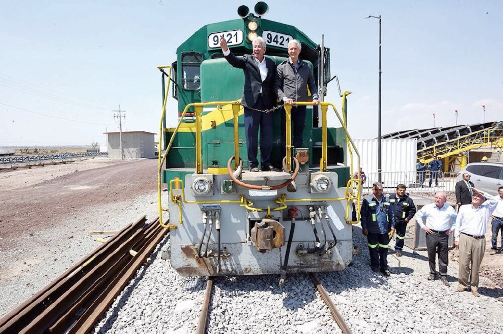 El gobernador Alfredo del Mazo y el secretario Gerardo Ruiz abordaron el tren que llega a la zona de obras del Nuevo Aeropuerto Internacional de México. (ESPECIAL)