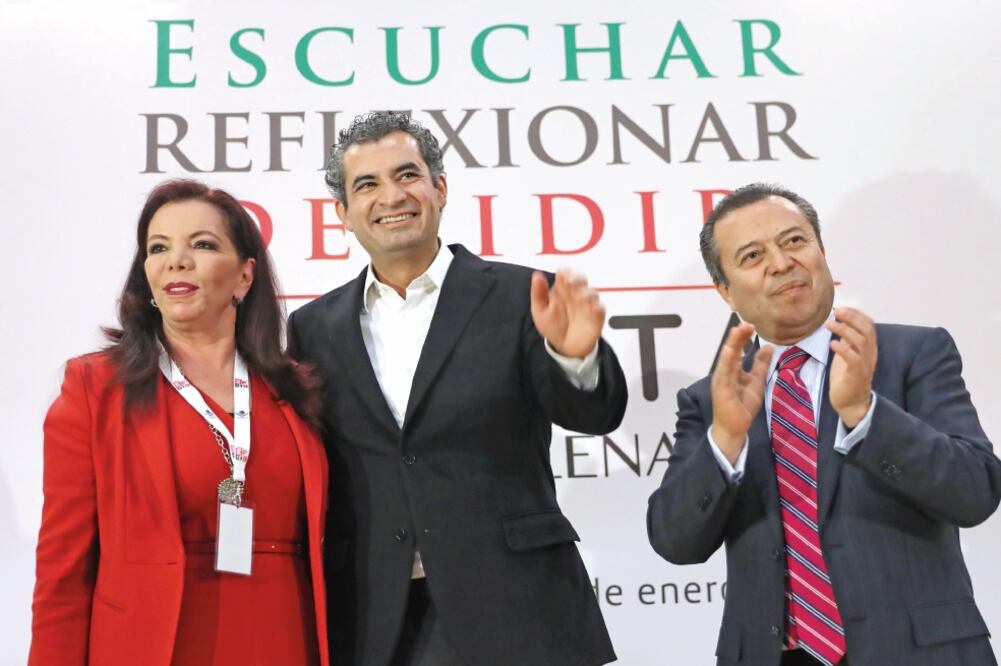 El presidente nacional del PRI, Enrique Ochoa Reza (centro) indicó que su partido es sensible a las afectaciones que ha generado el alza al precio de las gasolinas, durante la cuarta reunión plenaria de los diputados del tricolor (LUCÍA GODÍNEZ)