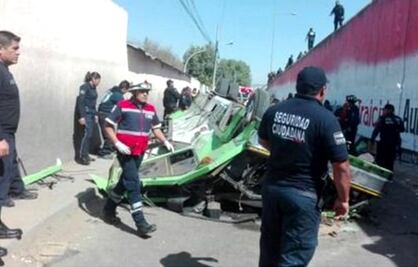 Volcadura de un microbús deja 3 muertos y 25 heridos en Ecatepec