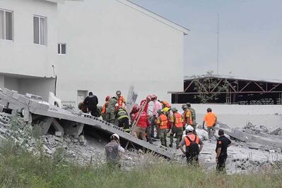 Rescatan a joven de construcción derrumbada en Cumbres del Sol, Monterrey