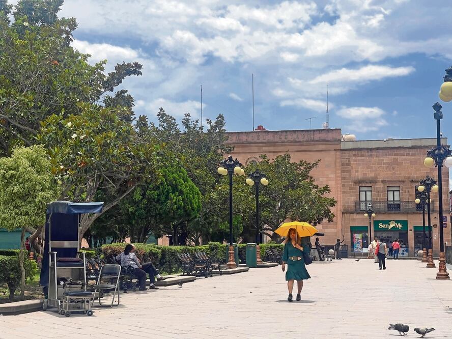 Por las calles del centro histórico de San Luis Potosí es notable cómo ha disminuido la afluencia de gente a causa de las altas temperaturas registradas en el estado. Foto: Nancy Hernández | El Universal
