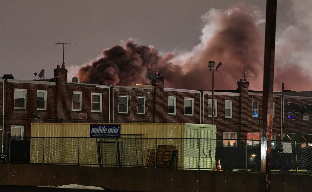 Una avioneta se estrelló en el noreste de Filadelfia, cerca del Roosevelt Mall, provocando una explosión masiva e incendios en viviendas y vehículos. El accidente ocurrió en las avenidas Bustleton y Cottman, generando caos y peligro para los residentes. (31/01/25) Foto: AP