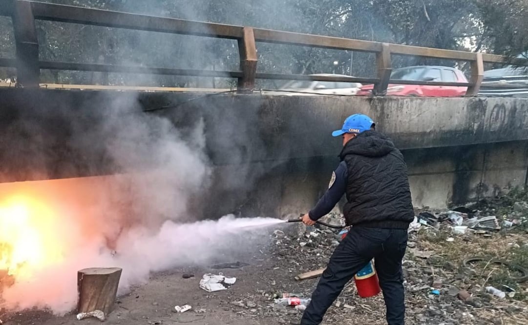 Se registra incendio en bajopuente de Río Churubusco, alcaldía Iztacalco; no hay lesionados.
Foto: Especial.