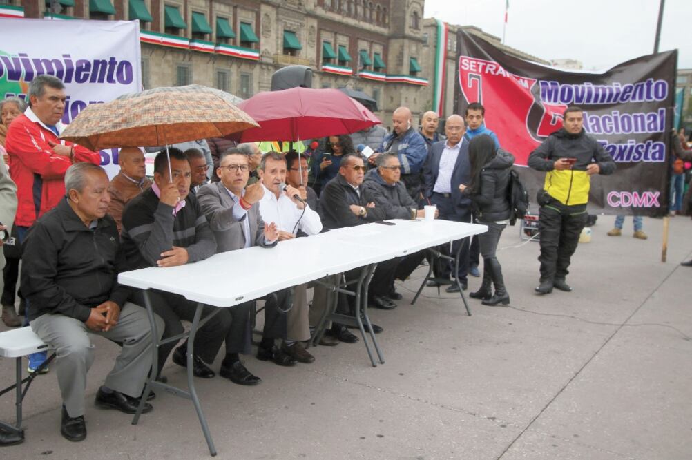 El Movimiento Nacional de Transportistas llevó a cabo una conferencia de prensa en la plancha del Zócalo capitalino. Foto/ESPECIAL