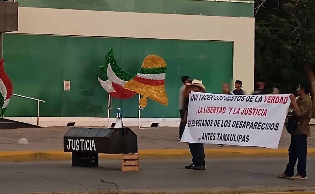 Frente al edificio municipal, los manifestantes colocaron una caja negra, que simulaba un féretro. 01/09/2026 | Foto: Especial.