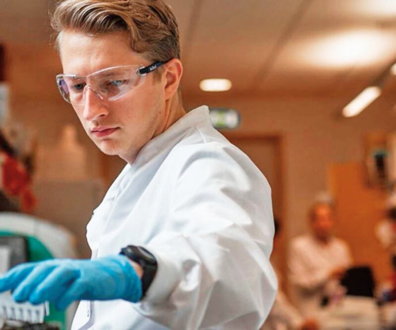 El equipo de la Universidad de Oxford involucra a profesionales de varias disciplinas, como pediatras, sociólogos, inmunólogos y epidemiólogos. Oxford Vaccine Group