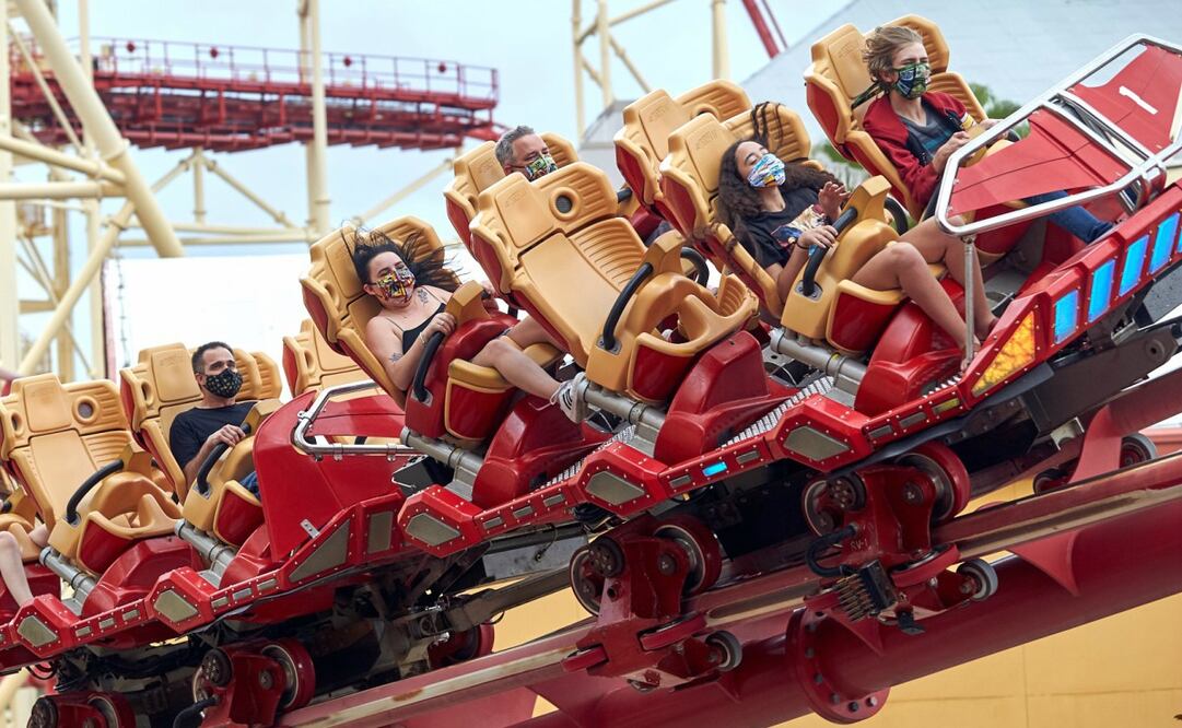 Los mayores de dos años deberán usar cubrebocas en casi todo momento dentro de los parques de diversiones. Foto: Cortesía Universal Orlando 