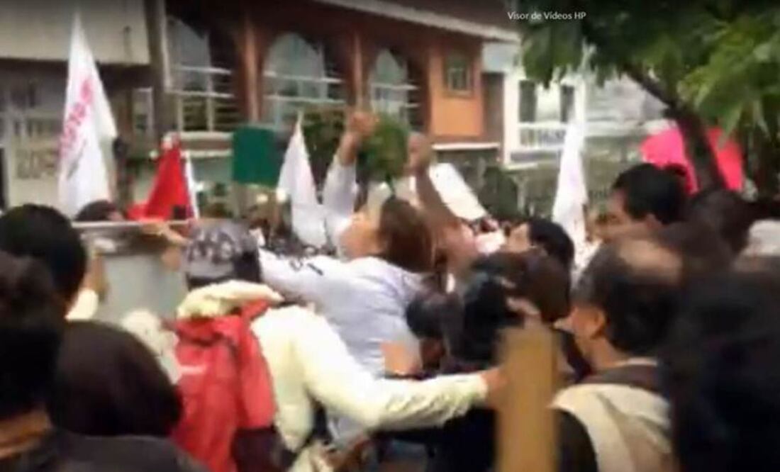 Un grupo de personas irrumpió en un evento del partido Movimiento Regeneración Nacional