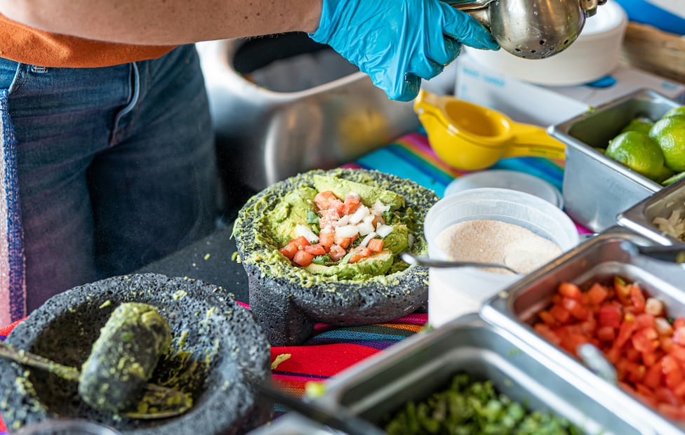 La integración de aguacate maduro, cebolla, chile picado y un toque cítrico forma la base del auténtico guacamole mexicano. Foto: Unsplash.