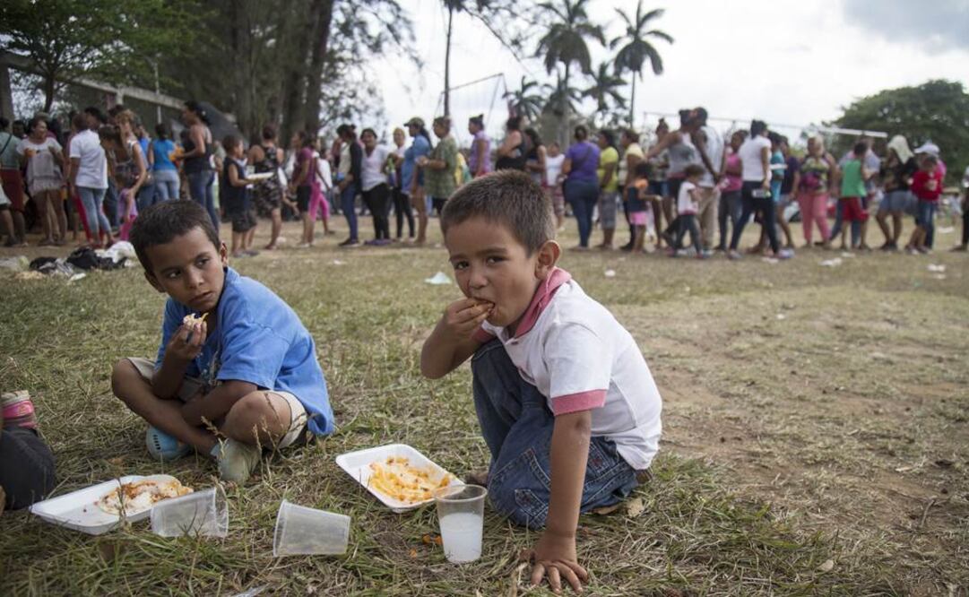Migrantes centroamericanos reciben alimentos y toman un descanso a su paso por la población de Nicolás Romero. Foto: EFE