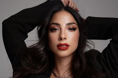 María Chacón presume mini cintura en vestido envolvente de olanes