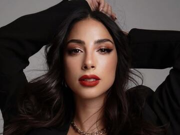 María Chacón presume mini cintura en vestido envolvente de olanes