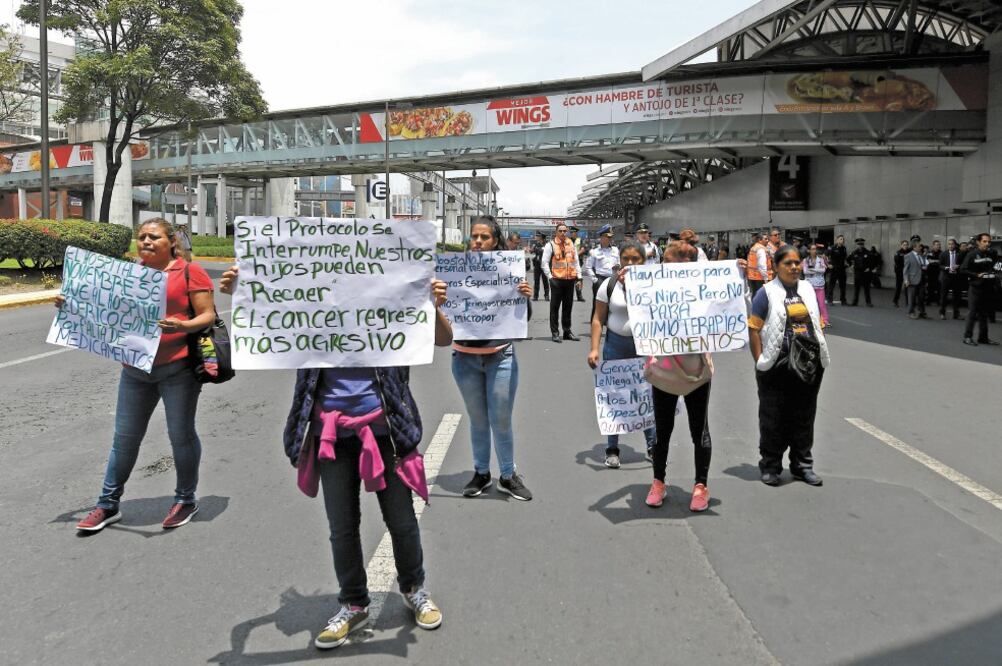 En agosto pasado, padres de niños con cáncer bloquearon la Terminal 1 del aeropuerto por falta de metotrexato en hospitales. Foto: ARCHIVO EL UNIVERSAL