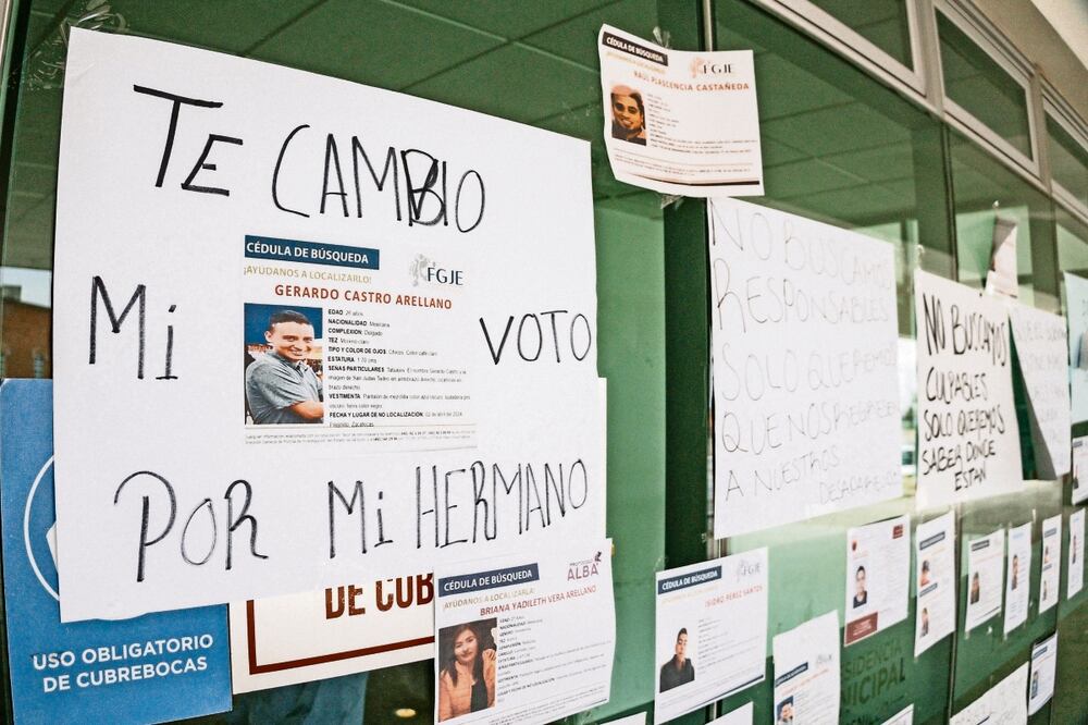 Carla, hermana de Gerardo Castro Arellano, quien desapareció el 2 de abril, se manifestó con una pancarta que decía: “Te cambio mi voto por mi hermano”. Diana Valdez. El Universal.