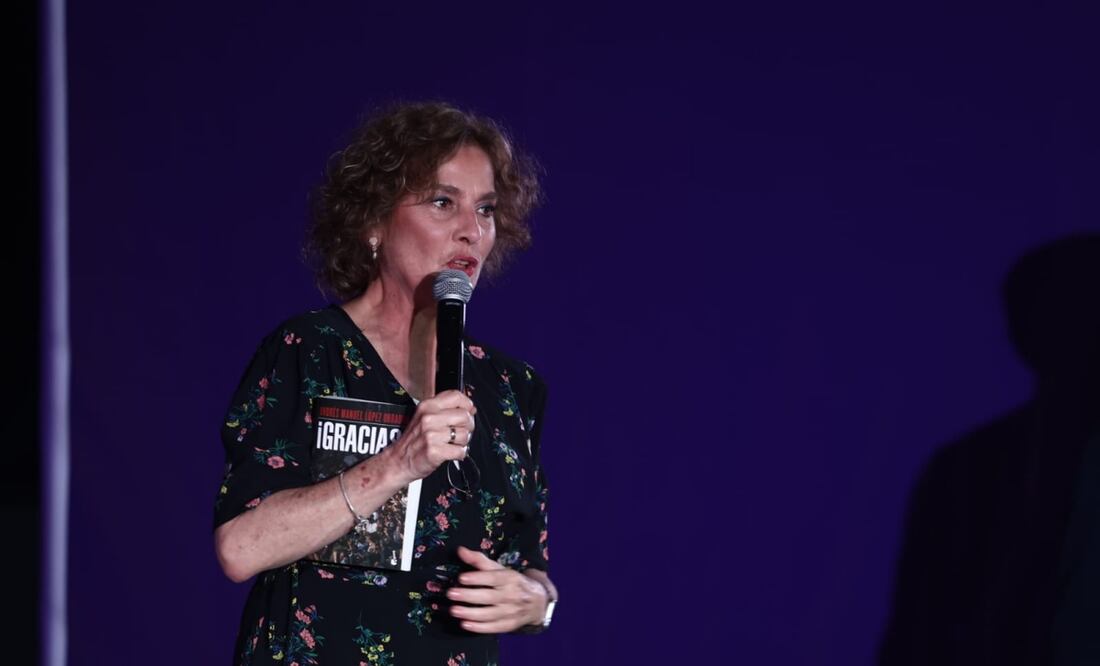 Durante su presentación en la Feria Internacional del Libro del Zócalo, la doctora Beatriz Gutiérrez Müller regaló un ejemplar del libro "Gracias" del expresidente Andrés Manuel López Obrador. Foto: Gabriel Pano/ EL UNIVERSAL