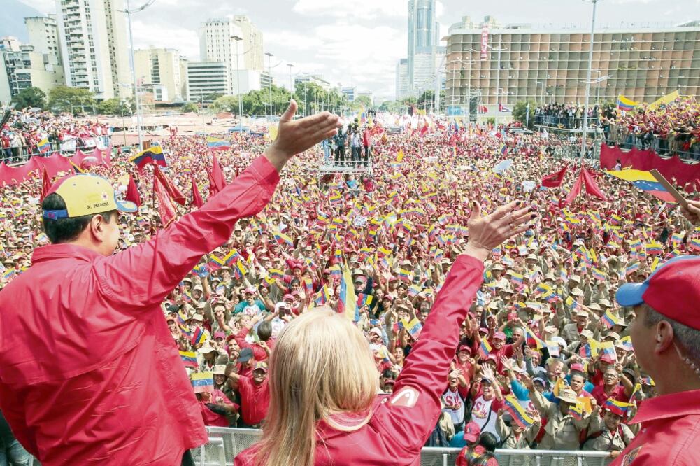El presidente venezolano Nicolás Maduro y su esposa Cilia Flores, durante el acto en que celebraron los 20 años del inicio de la revolución chavista. (AFP)