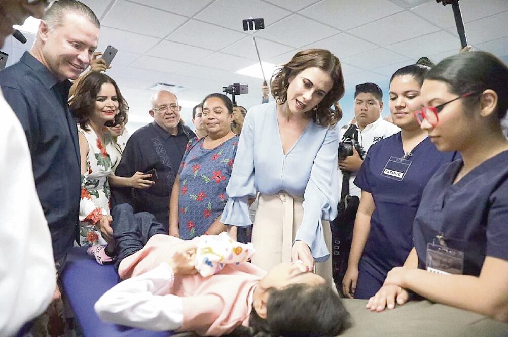 El gobernador Quirino Ordaz y la presidenta del DIF, Rosy Fuentes, recorrieron las instalaciones del Centro Regional de Rehabilitación, que tiene capacidad para atender a 300 personas diariamente.
