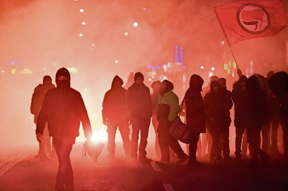 Grupos antifascistas italianos se manifestaron ayer en Génova contra una reu n ió n del movimiento de extrema derecha “Casapound”, en vísperas de las elecciones (LUCA ZENNARO. AP)