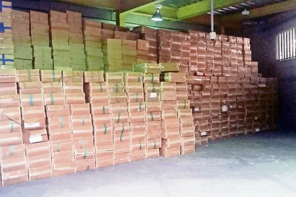 Las autoridades explicaron que policías federales establecieron vigilancia previa en una bodega de la calle Guinea, en la Colonia Romero Rubio, en donde detectaron que a diario entraban y salían vehículos cargados con contrabando (ESPECIAL)