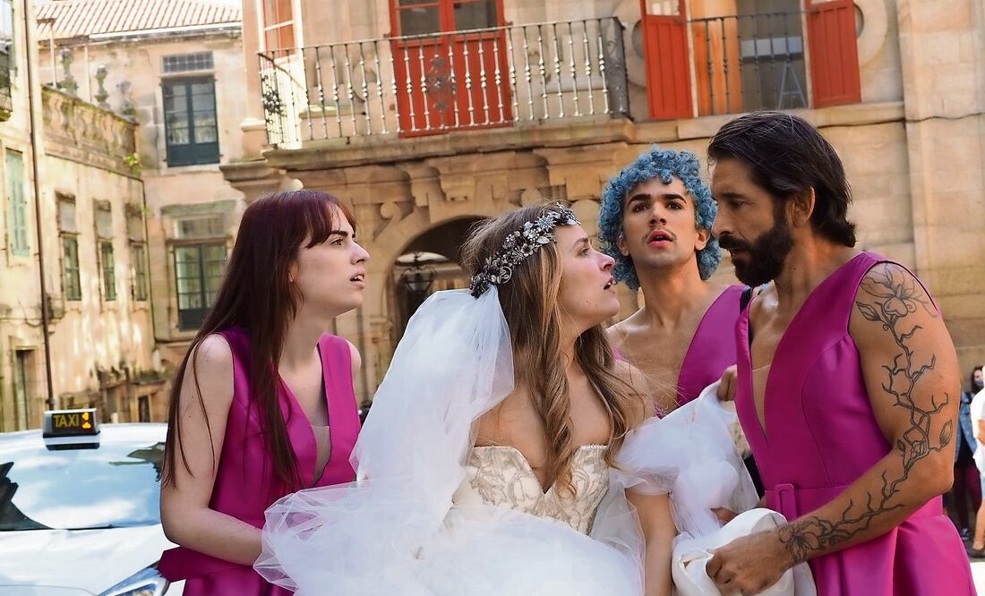 A Ánxela la acompañan personas de la comunidad LGBT. Foto: de Carmen Lorenzo