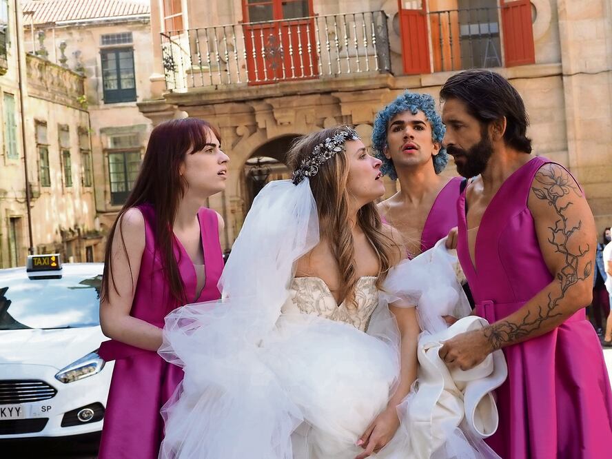 A Ánxela la acompañan personas de la comunidad LGBT. Foto: de Carmen Lorenzo