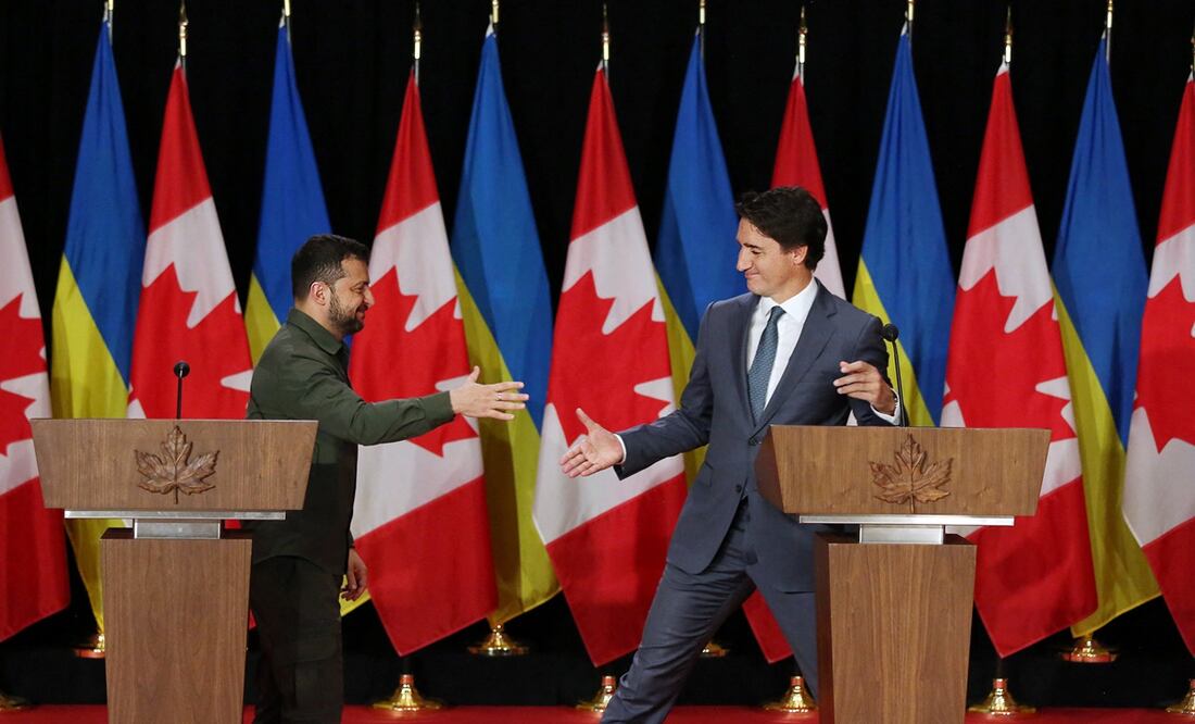 El primer ministro canadiense Justin Trudeau (der.) y el presidente de Ucrania, Volodimir Zelensky, se dan la mano al final de una conferencia de prensa en Ottawa. Foto: AFP