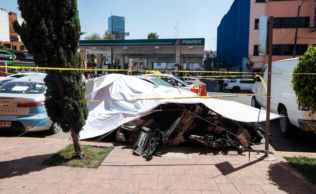 Las partes del auto BMW chocado permanecen afuera de la Delegación Cuauhtémoc. (Foto: Yadin Xolalpa / EL UNIVERSAL)