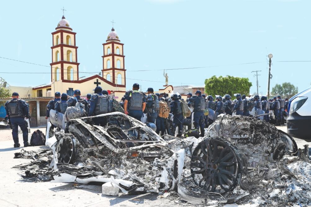 El olor a llantas quemadas predomina desde la entrada a Santa Rosa; agentes de seguridad han tomado el templo como su base de operaciones. Foto: VALENTE ROSAS. EL UNIVERSAL