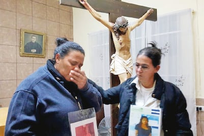 Llegan a la frontera en busca de sus hijos  