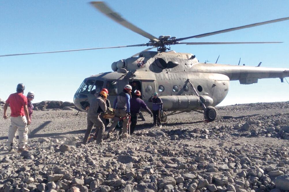 Elementos de la Marina, a bordo de un helicóptero, colaboraron con el rescate de dos de los cinco montañistas varados en el Pico de Orizaba. (CORTESÍA. MARINA)