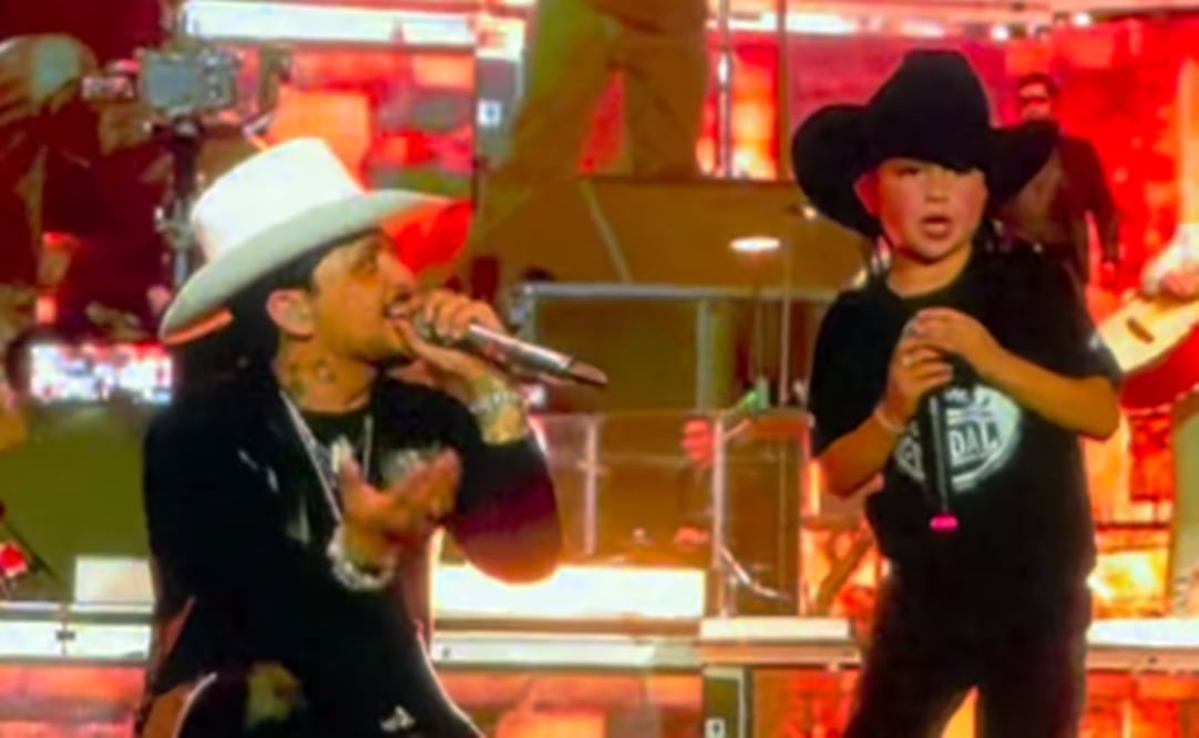Christian Nodal canta con su pequeña fan durante su segundo concierto en Chile.