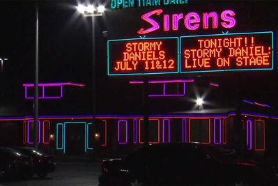 Arrestan a actriz porno presuntamente ligada con Trump; fue montaje político, dice abogado