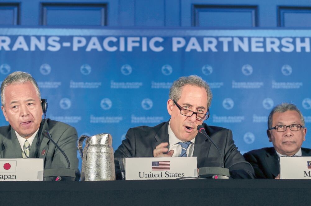 Michael Froman (derecha), representante de Comercio de EU, en conferencia tras lograr el acuerdo que pone en vía de aprobación al TPP (ARCHIVO. EL UNIVERSAL)