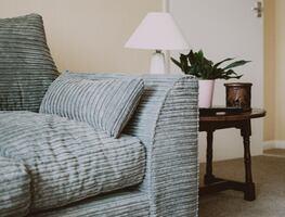 El remedio casero para eliminar manchas difíciles de los sillones y que tu sala luzca como nueva