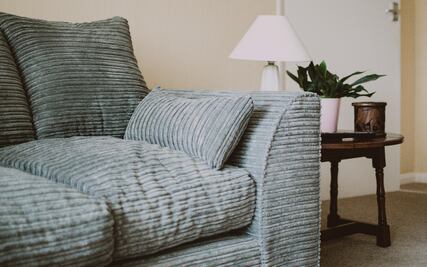 El remedio casero para eliminar manchas difíciles de los sillones y que tu sala luzca como nueva