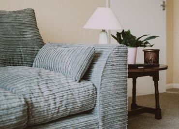 ¿Cómo limpiar tu sofá sin aspiradora?; el truco sencillo para dejarlo como nuevo