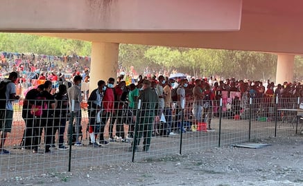 Miles de haitianos cruzan a EU y son retenidos en campamento de Texas