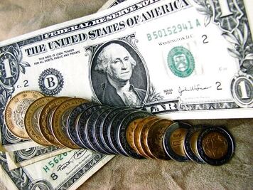 El dólar rompe el techo de los 18 pesos