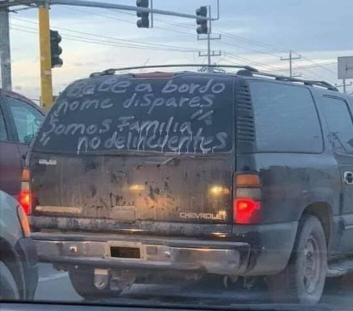 "No disparen"; pegan calcomonías en autos tras asesinato de joven 