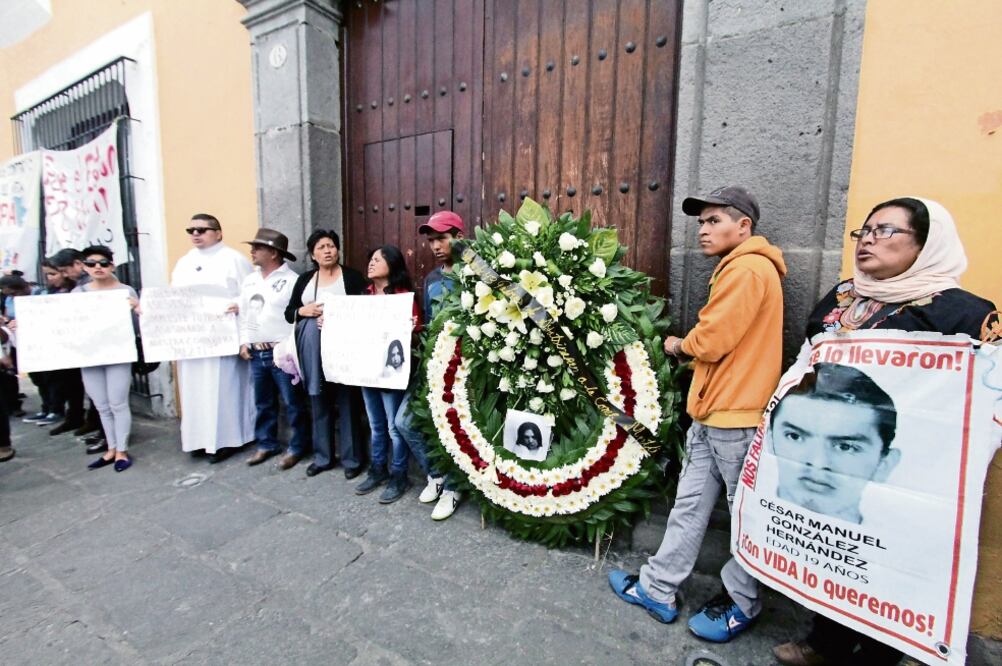 Los comerciantes realizaron una marcha por el Bulevar 5 de Mayo para llegar a Casa Aguayo para exigir claridad en las investigaciones para detener a los responsables (FOTOS: OMAR CONTRERAS. EL UNIVERSAL)