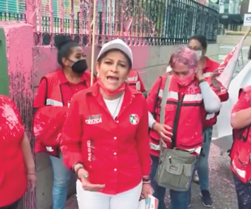 La candidata del PRI a diputada federal Maribel Martínez Altamirano denunció en video la agresión que sufrió cuando caminaba por calles de Ciudad Satélite. Foto: ESPECIAL