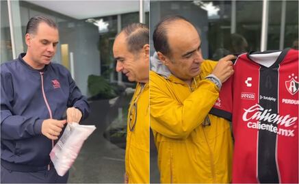 Christian Martinoli le regala camiseta del Atlas a David Medrano; "Con el gusto de la vida"