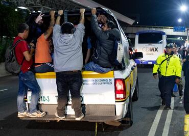 Policías trasladan a usuarios de la Línea 2 del Metro; hay caos vial en las inmediaciones