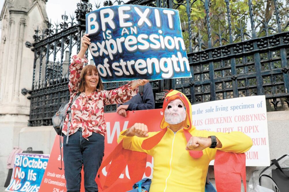 Manifestantes a favor de la salida británica de la Unión Europea (UE), ayer afuera del Parlamento en Londres. Foto: SABEL INFANTES. AFP